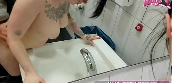  Deutsche Ex Freundin fickt auf einer Toilette ganz normales mädchen